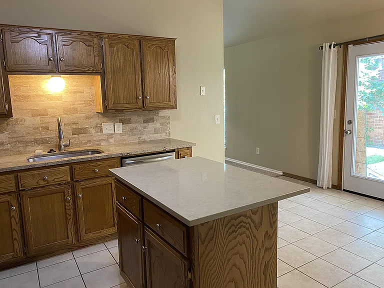 1402 SW 23rd St — Photo 5