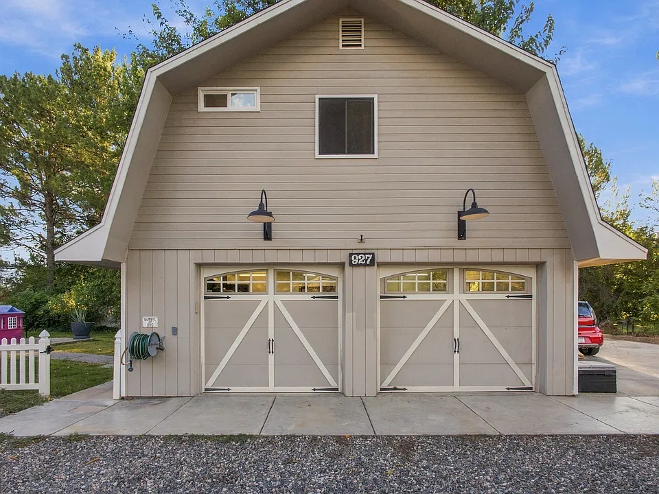 927 W Apache Trl