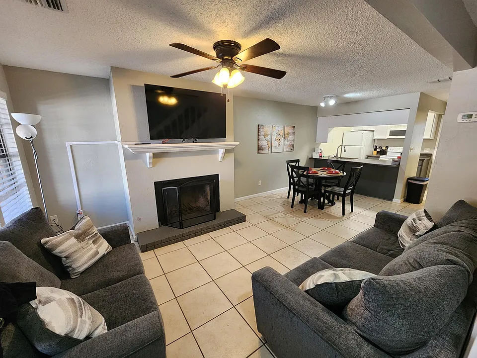 2228 Timberwood Cir N