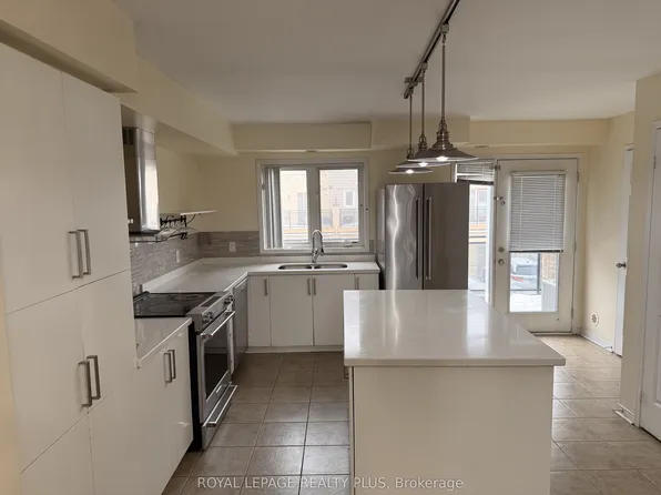 3050 Erin Centre Blvd, Mississauga, ON