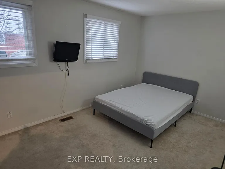 1296 Valerie Cres W — Photo 14