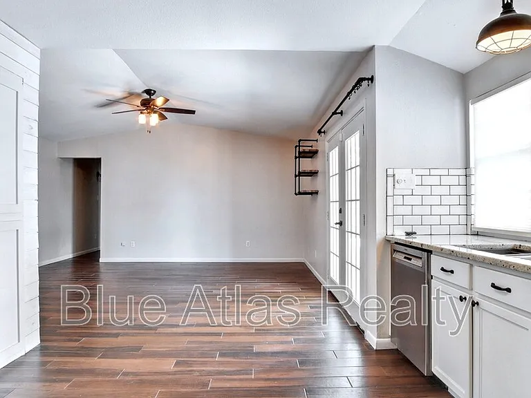 1313 Monaco Dr — Photo 6