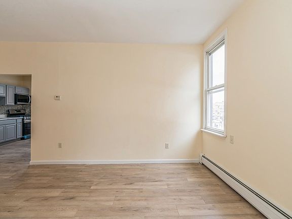 3rd image of 673 Montgomery St #2F