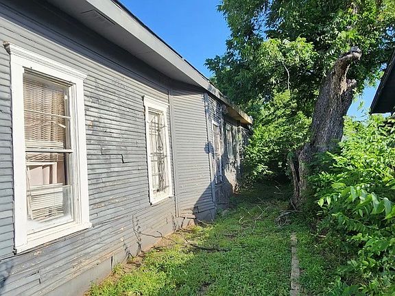 4th image of 1320 Elmwood Ave