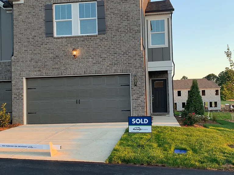 531 Stovall Ln — Photo 3