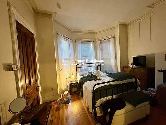 5th image of 16 Hereford St APT 2