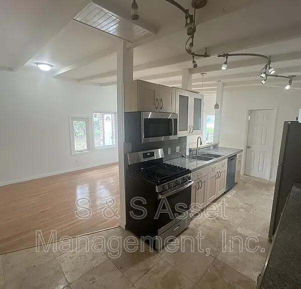 3252 E Lake Lansing Rd — Photo 13