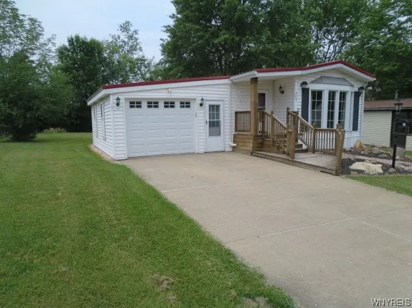 16 W Canyon Dr, Hamburg, NY 14075