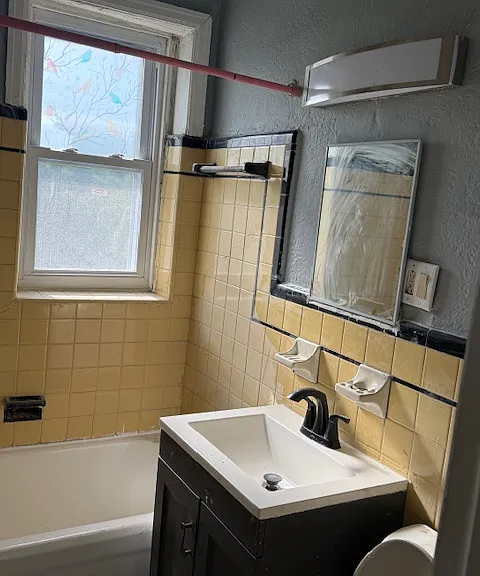 Bathroom, shower/tub combo