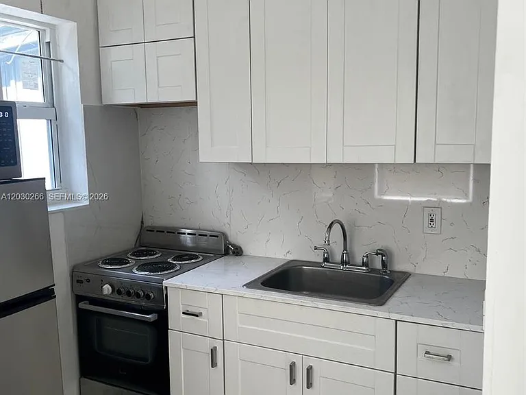 1821 SW 7th St #7 — Photo 2
