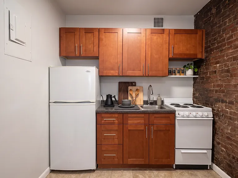 240 W 20th St #2B — Photo 3
