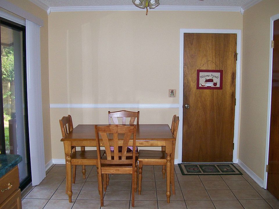 Eat in kitchen