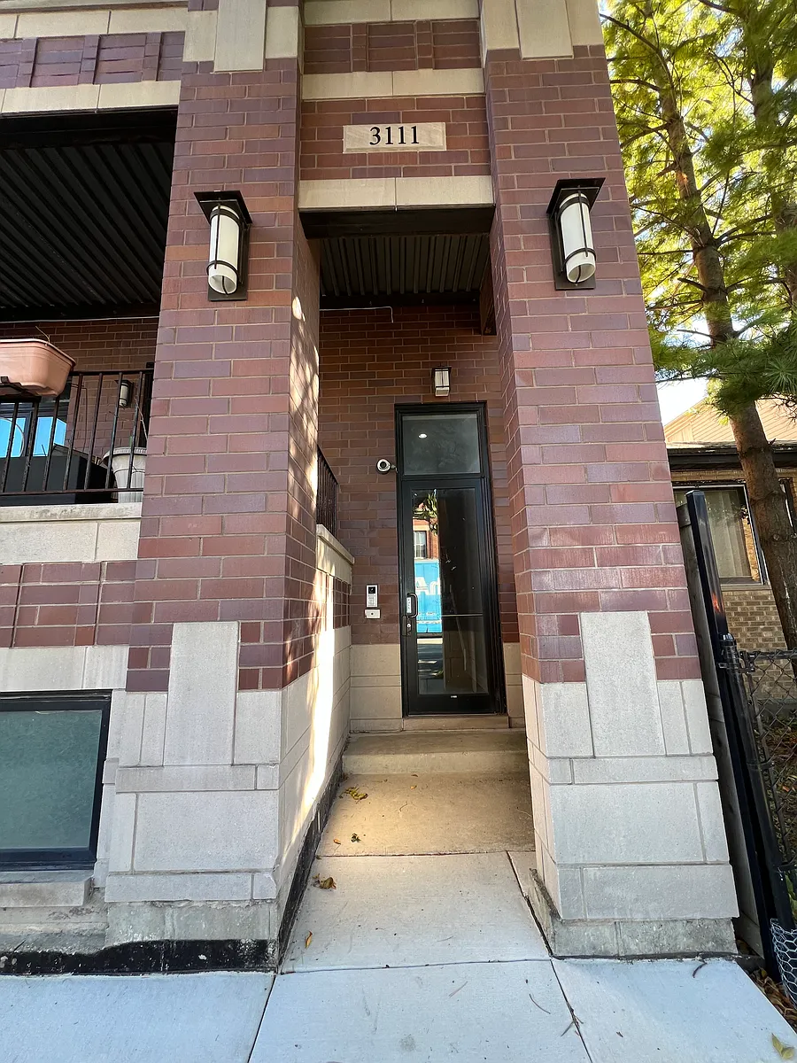 Building Photo - 3111 N California Ave #3