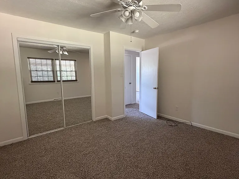 112 Longwood Ln #B — Photo 8