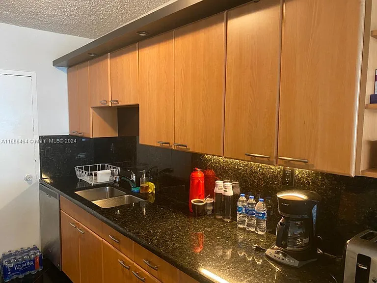 5401 Collins Ave #412 — Photo 24