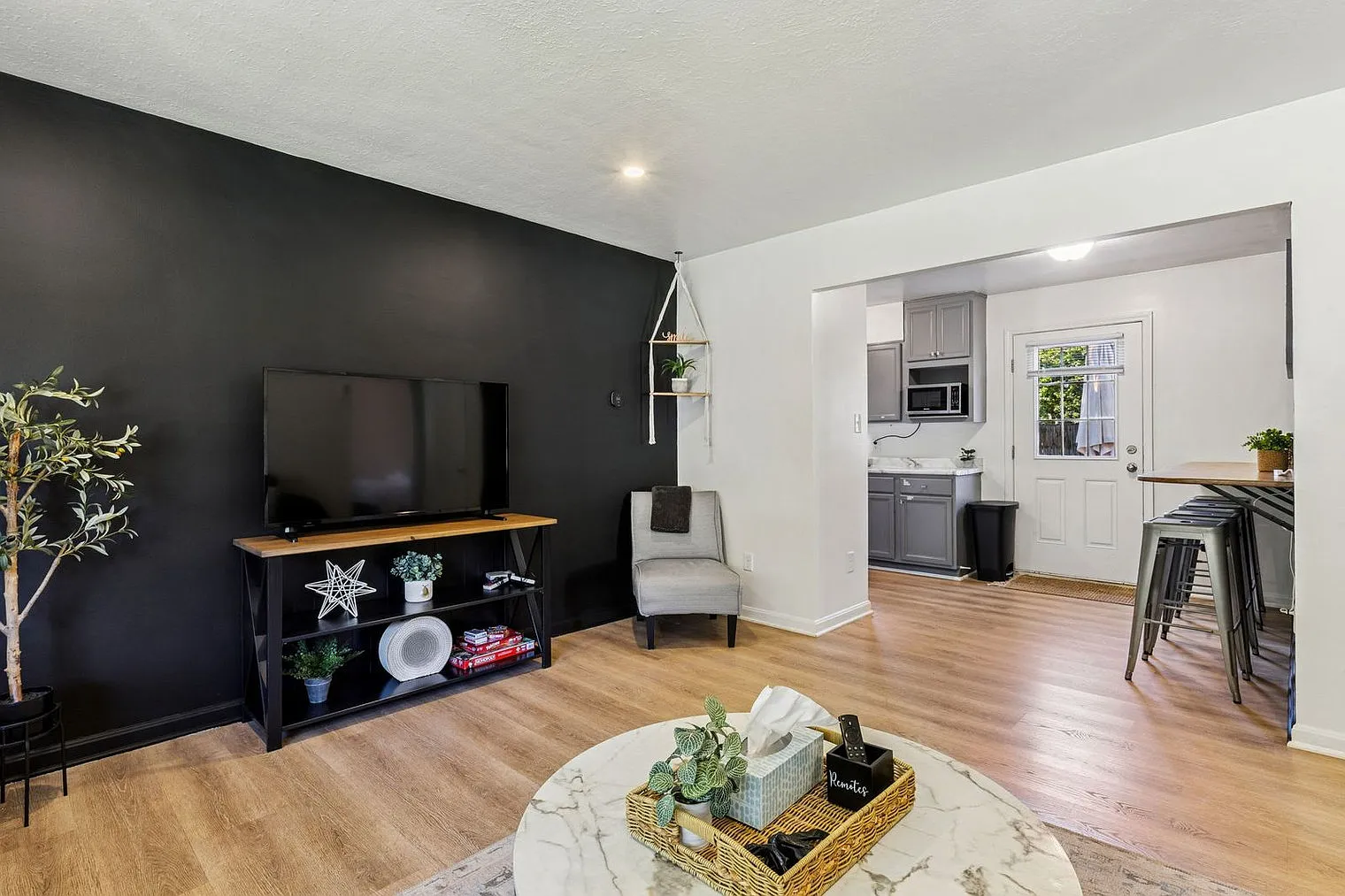 2 bed, 1.0 bath, 850 sqft, $1,968 — Photo 4