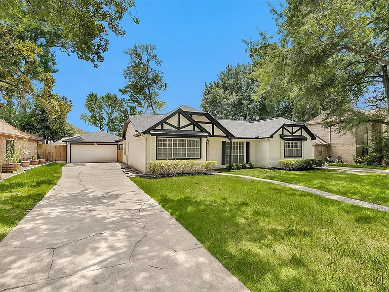 7911 Heathrow Ln — Photo 2