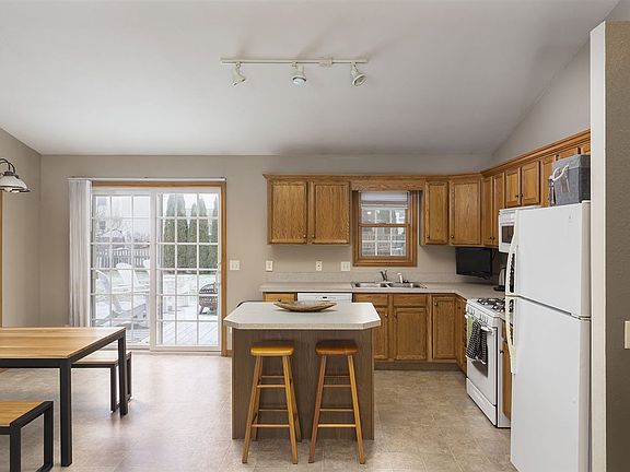 5th image of 1302 Red Oak Dr