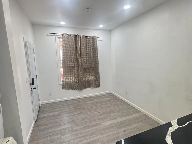 2328 Nicholas St — Photo 1