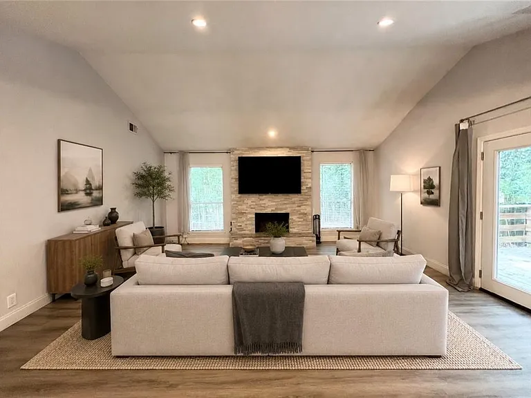 710 Creekwood Xing — Photo 5