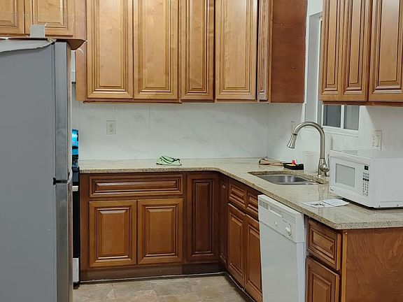 4th image of 988 Olympia Blvd