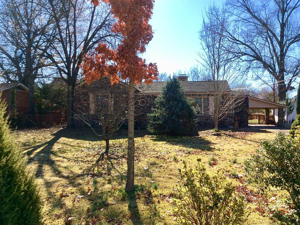 1st image of 112 E Poplar St