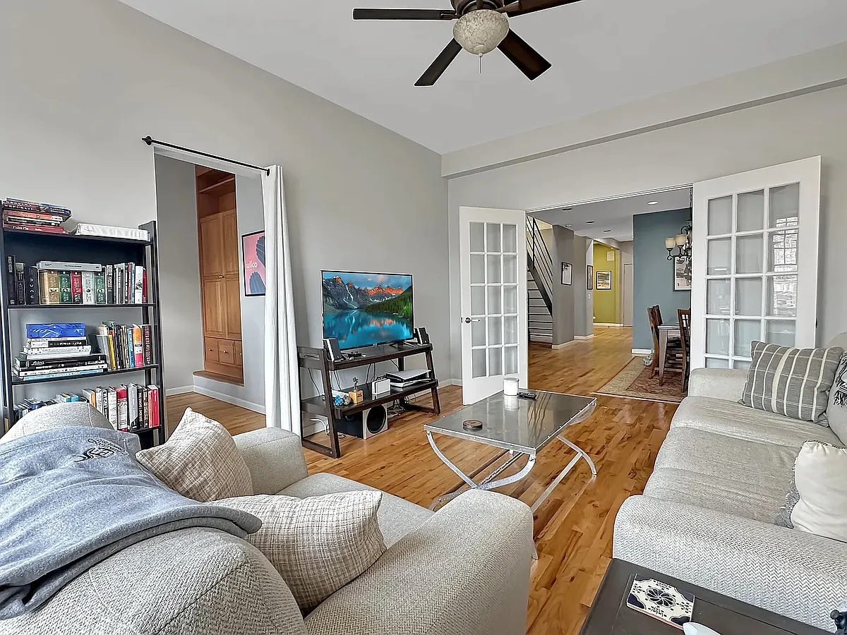 Building Photo - 3817 N Kenmore Ave #2