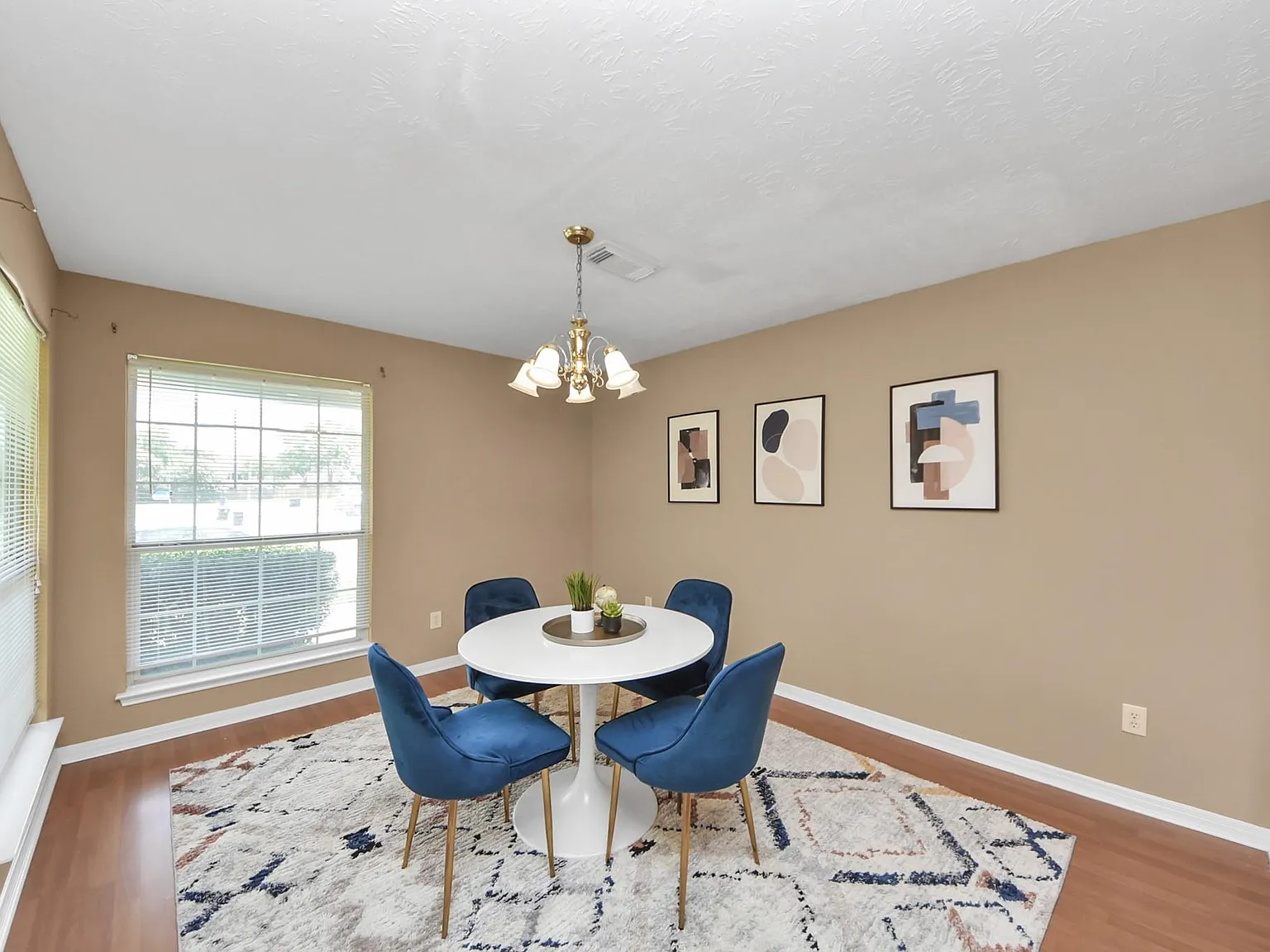 4 bed, 2.5 bath, 2124 sqft, $2,050 — Photo 2