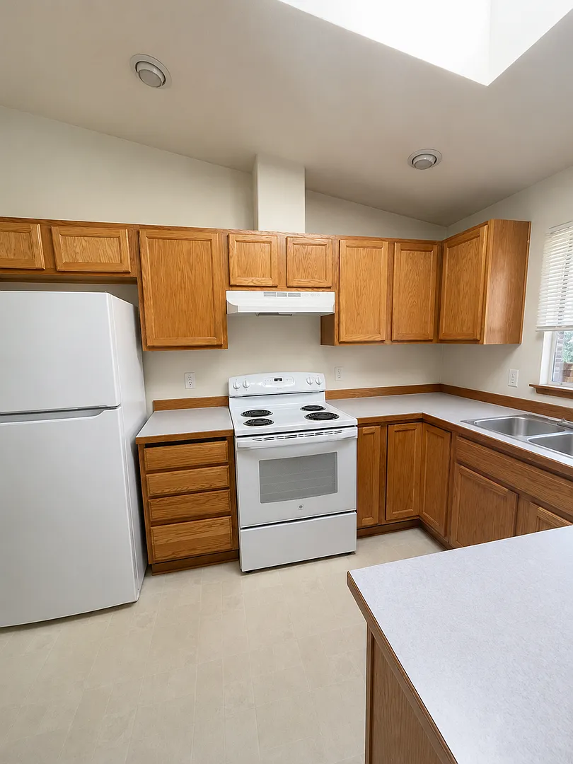 3bd 2ba Marysville Split Level — Photo 4