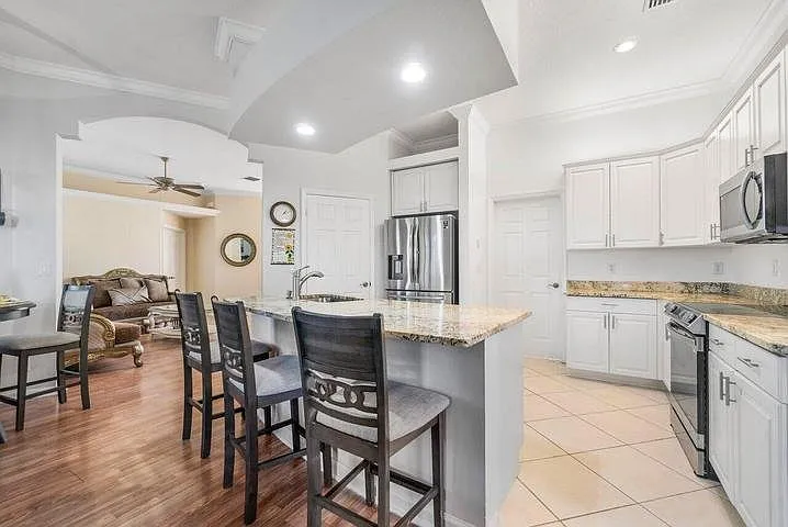 146 Fernwood Cres — Photo 4