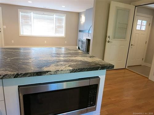 4th image of 633 Farmington Ave