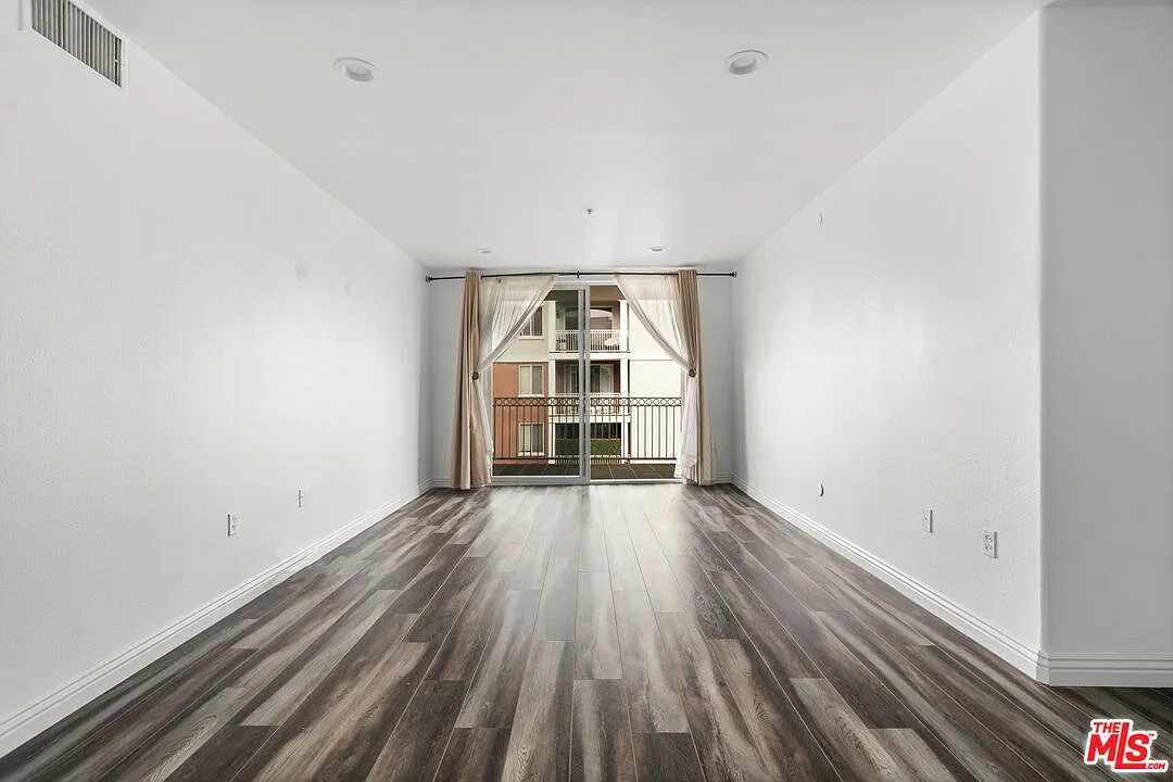 2 bed, 2.0 bath, 1000 sqft, $3,500 — Photo 4