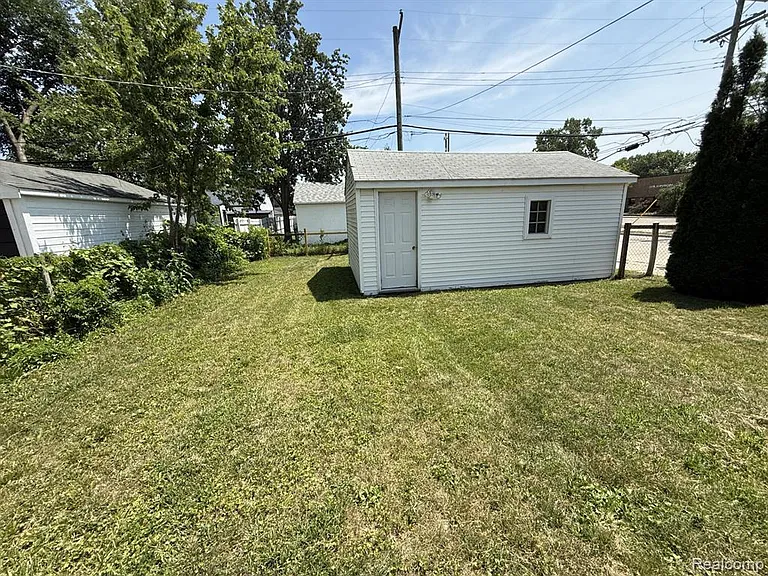 26604 Groveland St — Photo 13