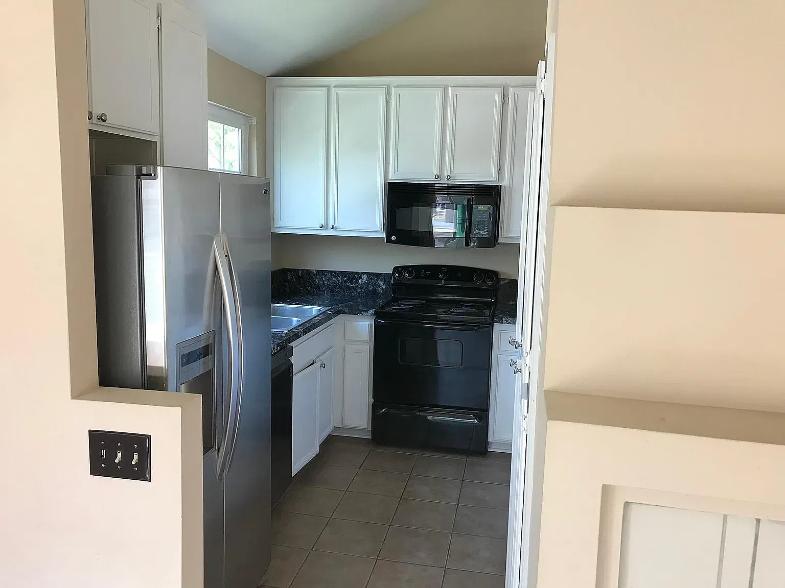 3 bed, 1114 sqft, $3,300 — Photo 3
