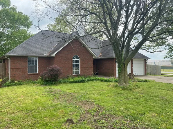 774 Bloomfield St, Gentry, AR 72734