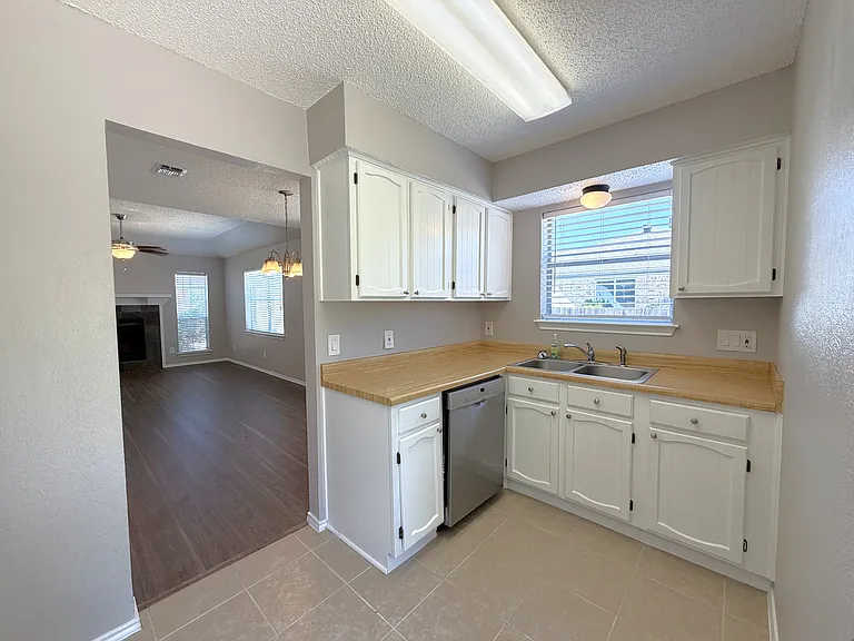 405 Augustine Dr — Photo 7