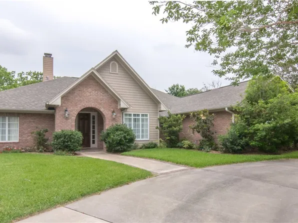 704 Progress St, Edna, TX 77957