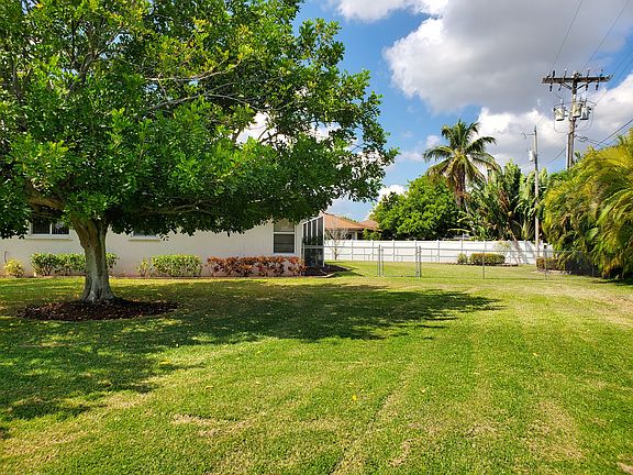 Fenced backyard/Mature trees