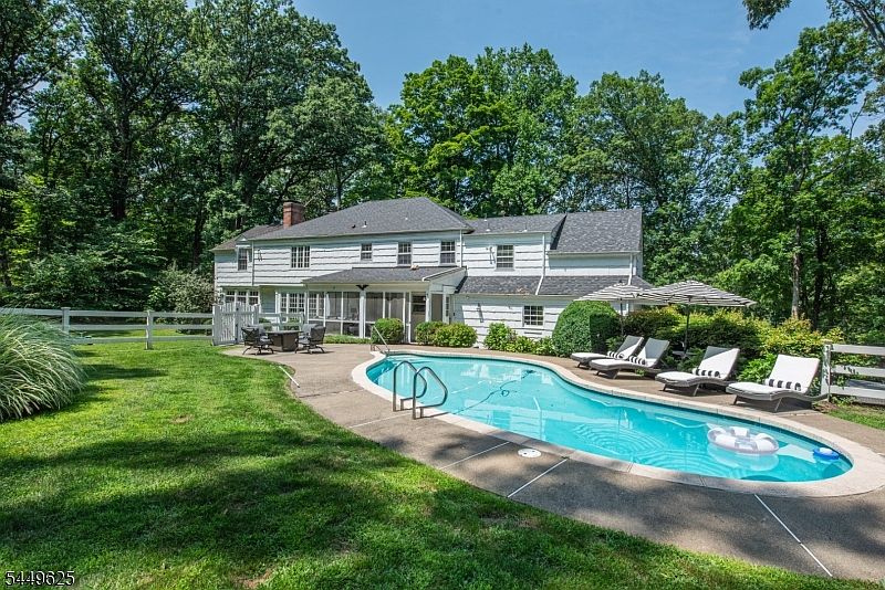 1st image of 33 Hunter Dr