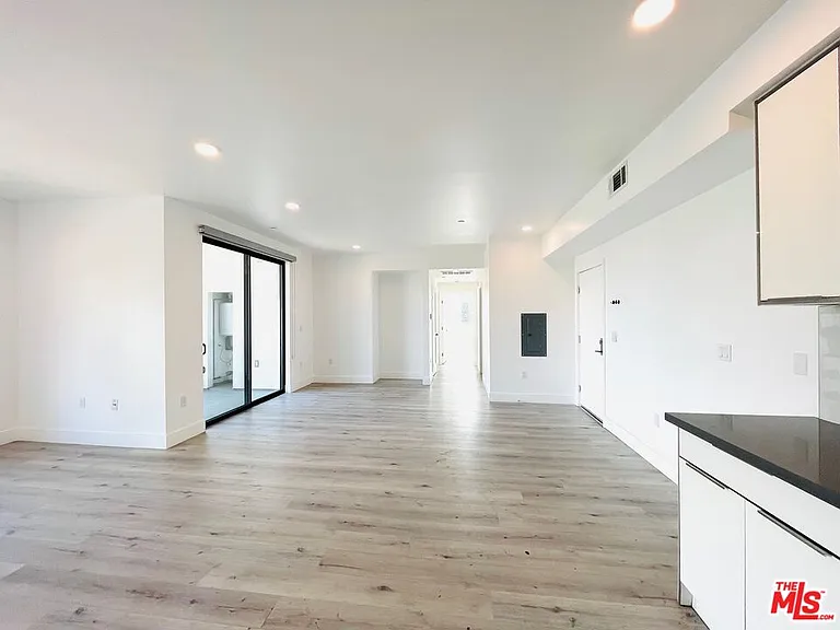 14612 Calvert St #404 — Photo 8