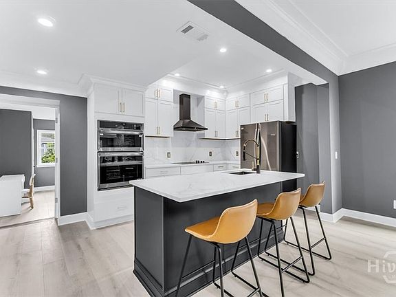 3rd image of 802 W 44th Street
