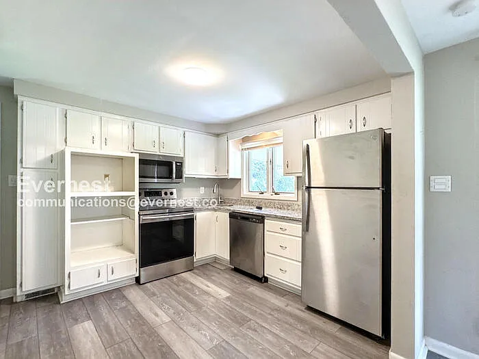 3 bed, 1.5 bath, 972 sqft, $1,845 — Photo 4