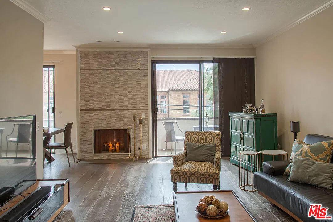 2 bed, 2.0 bath, 1475 sqft, $4,890 — Photo 3