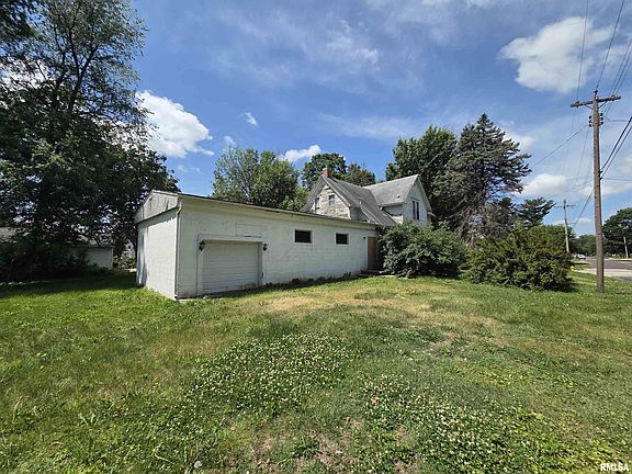 4th image of 993 Willard St