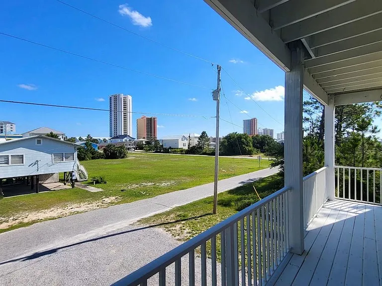 2 block walk to beach!
