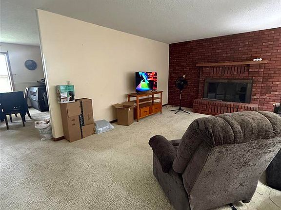 5th image of 204 E Hawk Ln