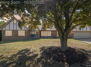 7750 Sleepy Hollow Dr, Northville, MI