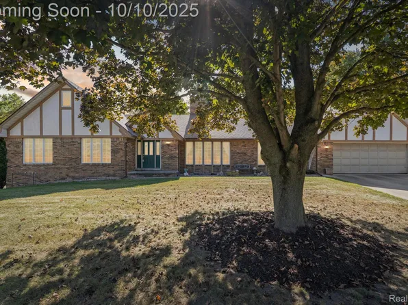 7750 Sleepy Hollow Dr, Northville, MI 48168