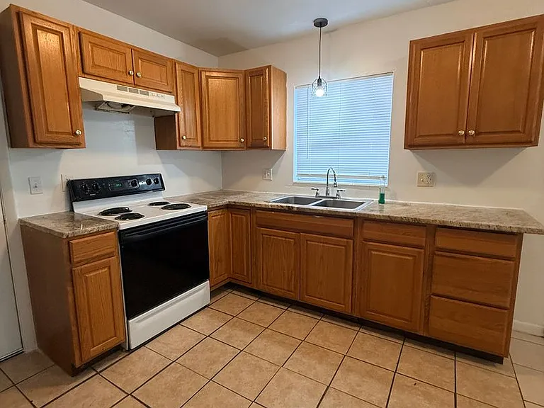 2614 SW 31st Pl — Photo 6
