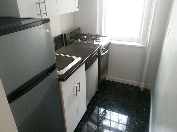 3rd image of 137 E 38th St APT 3B